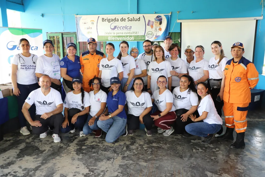 Equipo de la brigada de salud de Gecelca y entidades aliadas reunido al inicio de la jornada comunitaria.