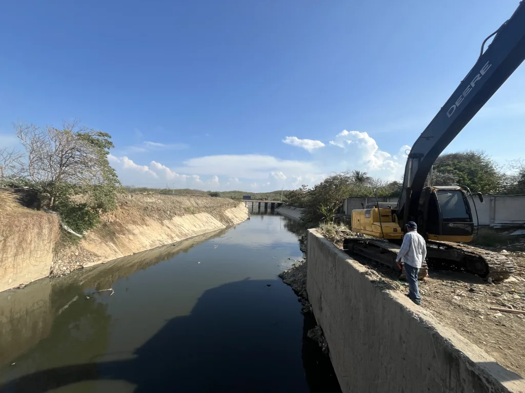 Excavadora y operario realizando mantenimiento en el arroyo León en Barranquilla