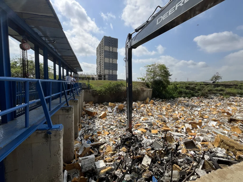 Estructura de control hídrico sobre el arroyo León