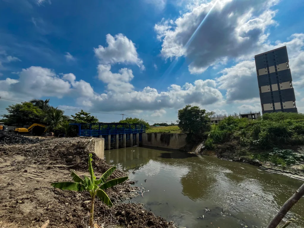 Vista del arroyo León con estructura de control hídrico y trabajos de mantenimiento en Barranquilla
