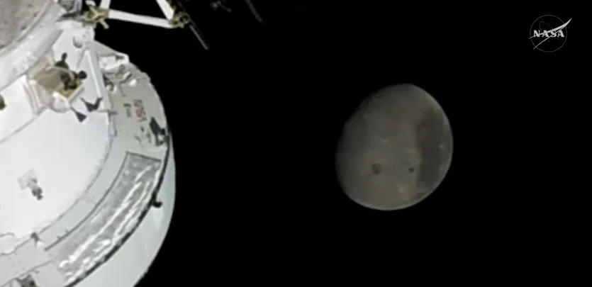 La nave Orión se aproxima a la Luna mientras realiza el sobrevuelo de la misión Artemis II el 6 de abril de 2026.