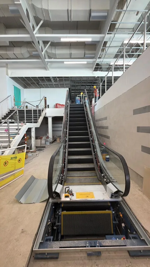 Escalera eléctrica en proceso de instalación durante las obras de modernización del aeropuerto Ernesto Cortissoz