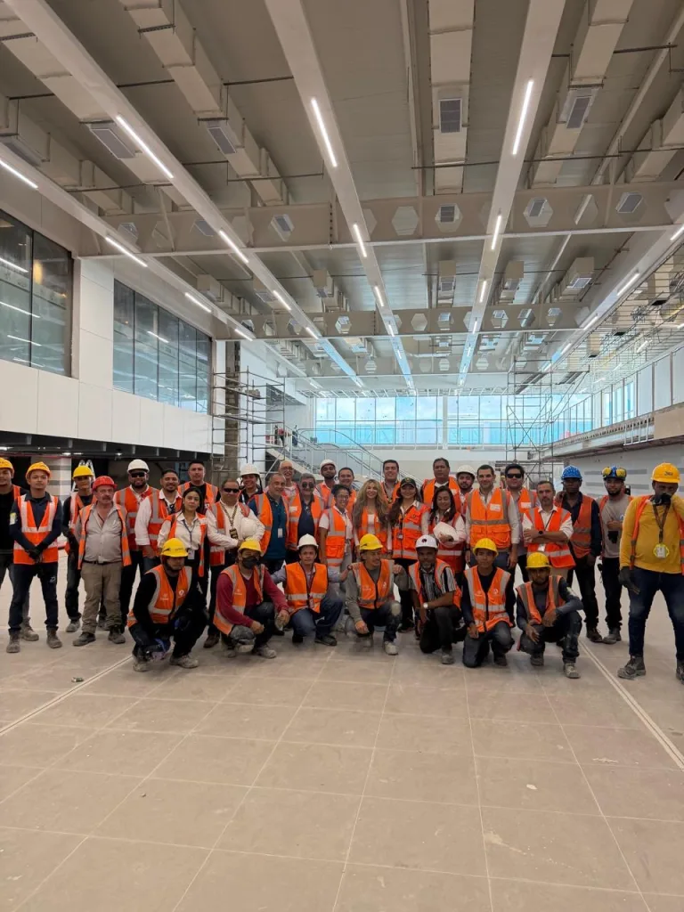 Grupo de trabajadores y autoridades en recorrido de supervisión dentro del aeropuerto Ernesto Cortissoz