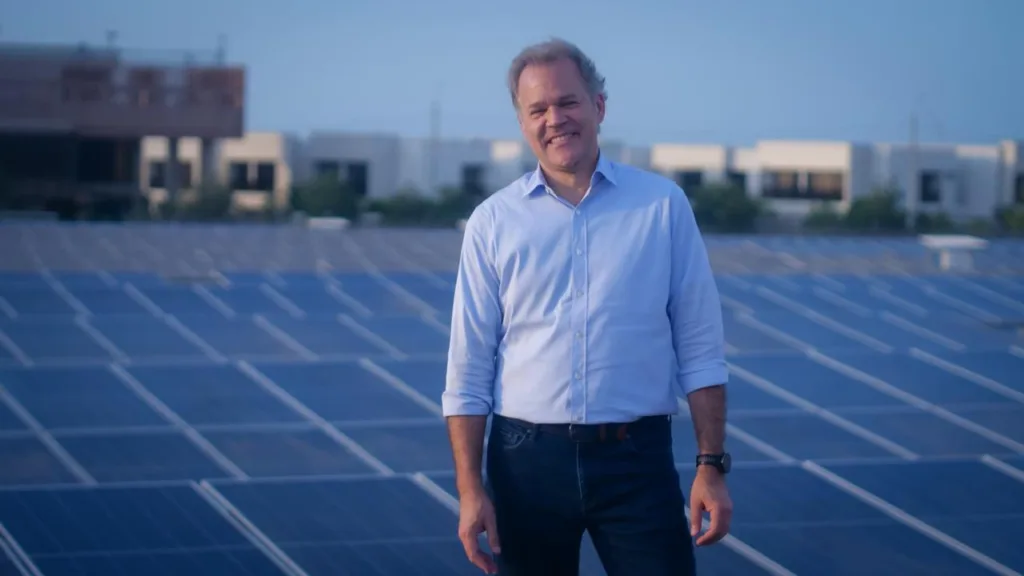 Juan Manuel Rojas, presidente de Promigas, en un entorno de energía solar.