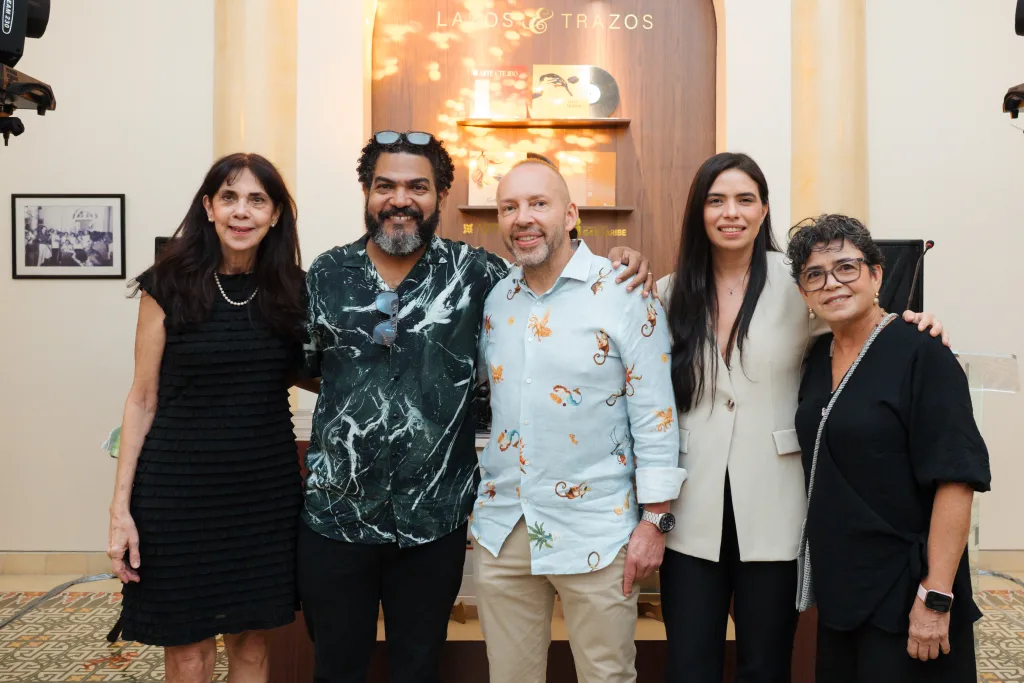 Diana Santiago, directora de la Fundación Gases del Caribe, junto a importantes funcionarias de la compañía y a los artistas invitados.