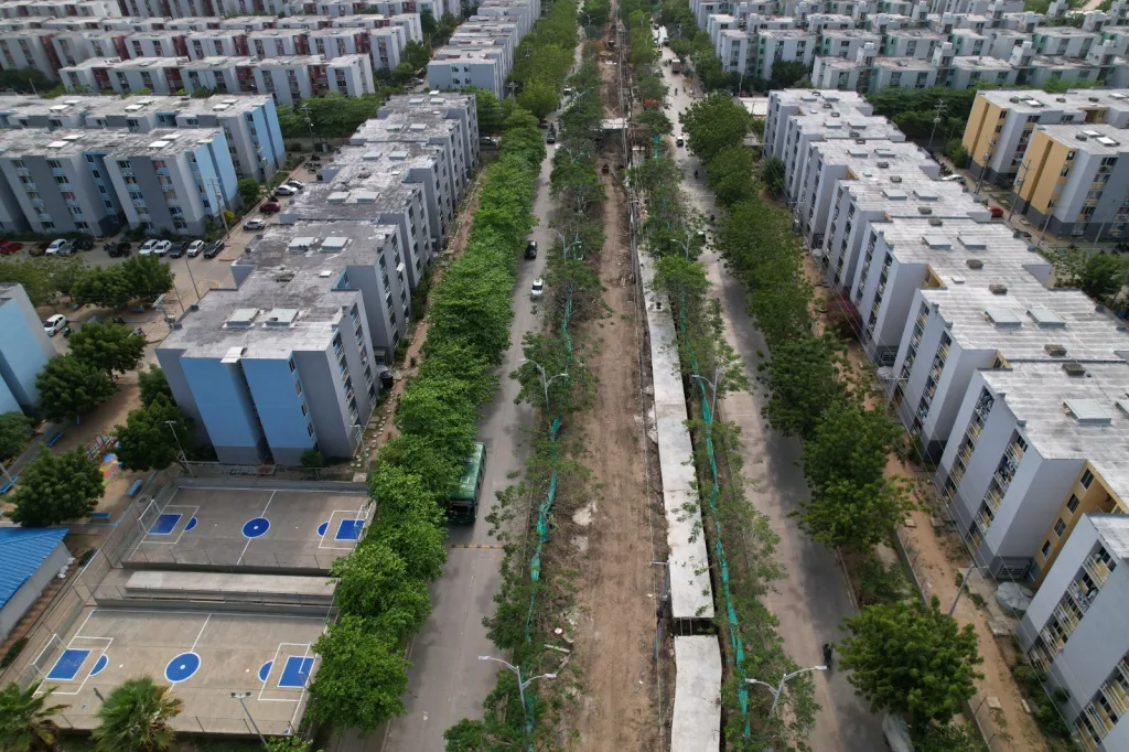 Vista aérea de las obras del parque lineal de Caribe Verde con losa sobre canal y zonas residenciales alrededor