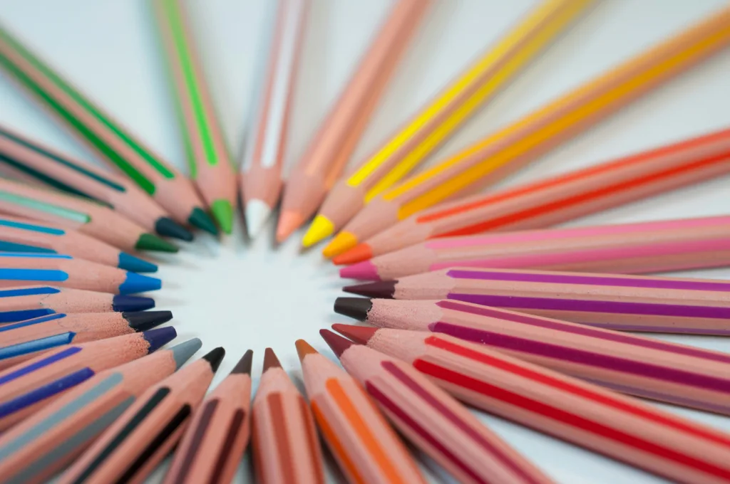 Lápices de colores dispuestos en círculo simbolizando creatividad y diversidad en la educación