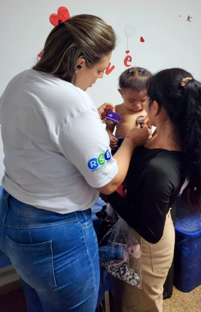 Profesional de la salud realizando valoración pediátrica durante la brigada de GECELCA en La Guajira.