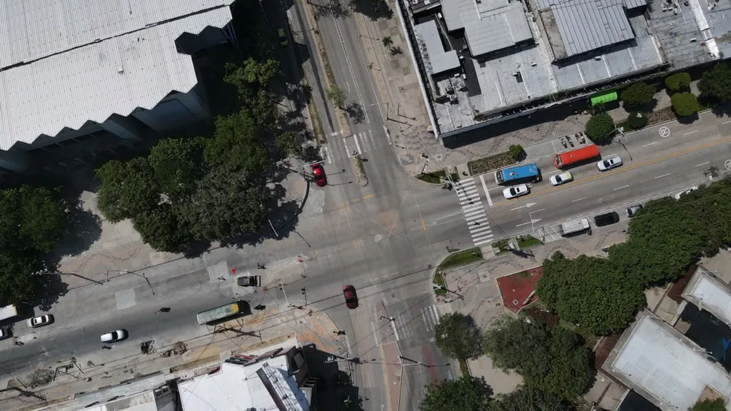 Vista aérea de una intersección en la calle 72 con vehículos en circulación y pasos peatonales señalizados.