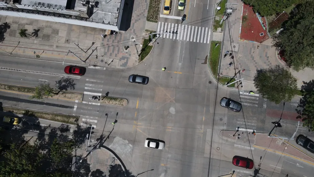 Vista aérea de una intersección en la calle 72 con vehículos en circulación, pasos peatonales y zonas verdes.