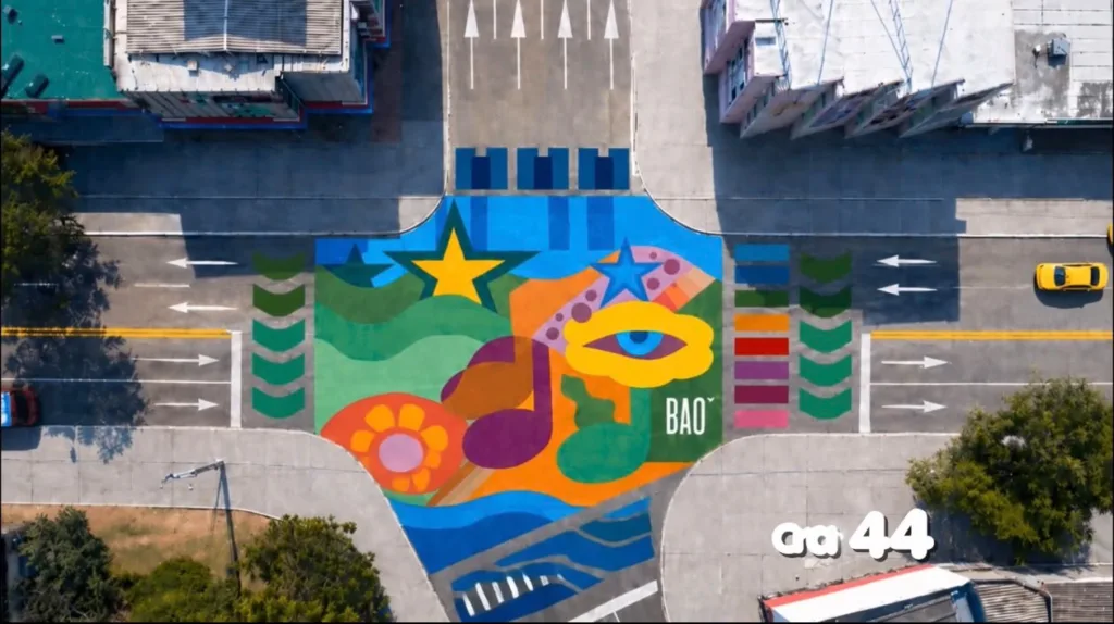 Render aéreo de un mural urbano a color en una intersección intervenida de la calle 72.
