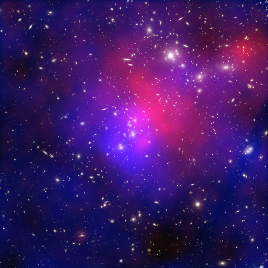 Imagen de un cúmulo de galaxias con emisiones en tonos azules y rosados captadas por instrumentos de la NASA