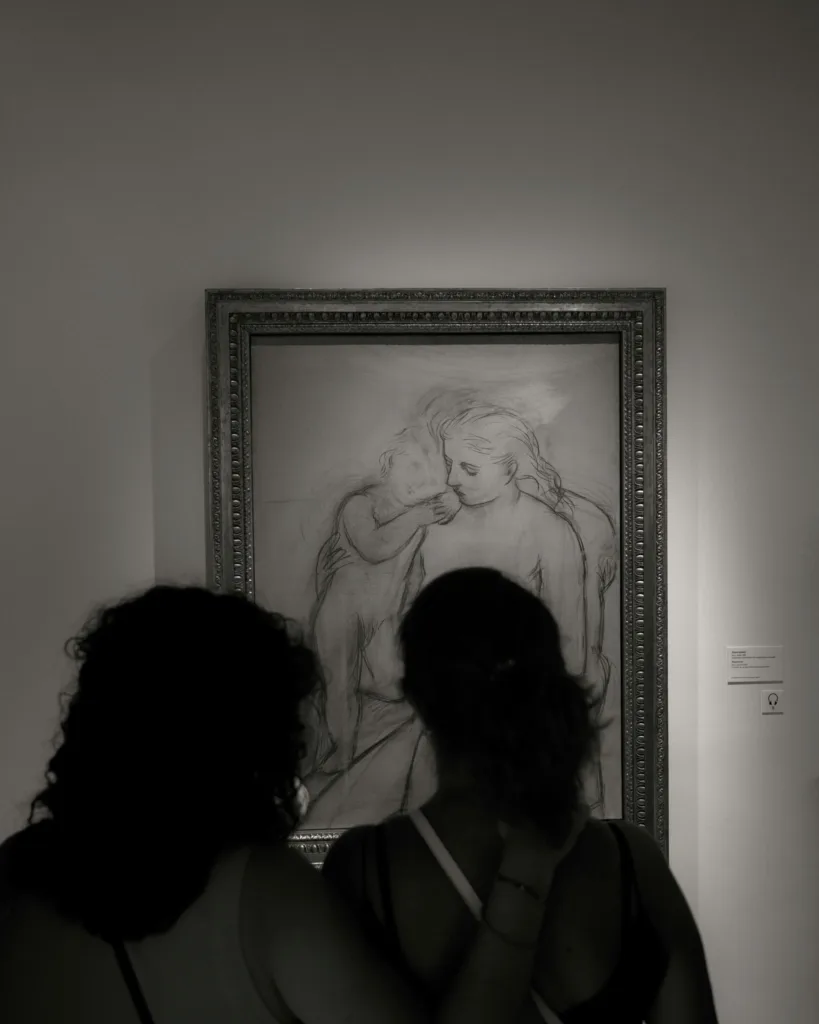 Visitantes observando una obra en el Museo Picasso de Málaga