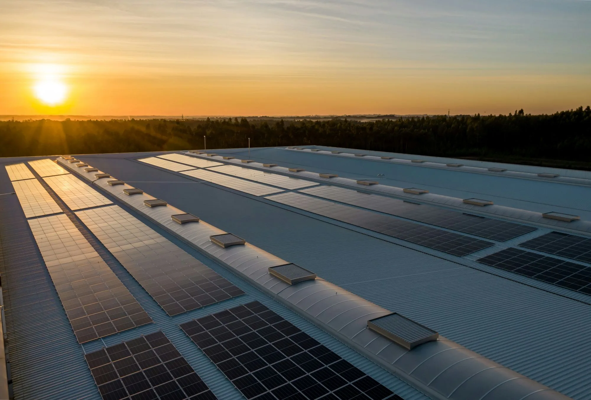 Andalucía instalará paneles solares en 400 colegios públicos antes de finalizar 2026