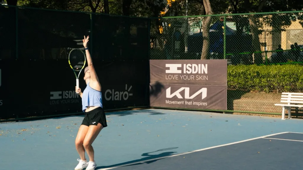 Tenista realizando un saque durante la anterior versión del Kia Open W125 Barranquilla en el Parque Distrital de Raquetas