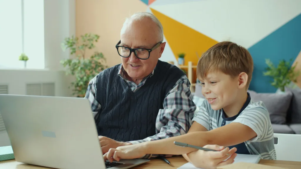 Persona mayor y joven aprendiendo juntas con un portátil en un entorno educativo digital inclusivo. Foto de Vitaly Gariev en Unsplash