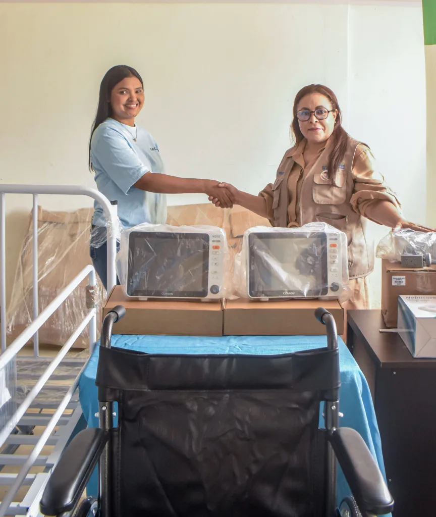 Representantes de GECELCA realizan la entrega de equipos biomédicos y mobiliario hospitalario al Centro de Salud de Mingueo para fortalecer la atención médica de la comunidad.