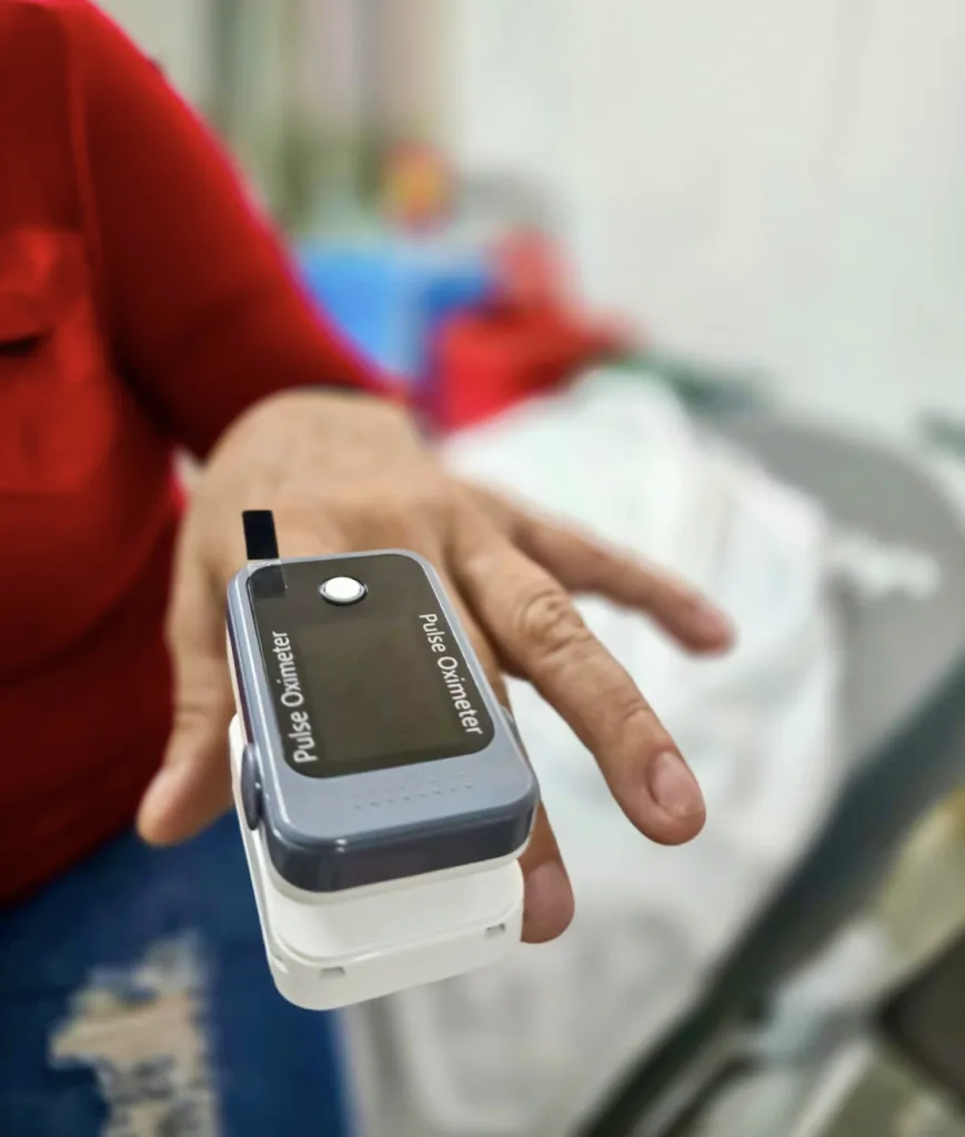 Oxímetro de pulso para adultos entregado por GECELCA como parte de la dotación de equipos biomédicos al Centro de Salud de Mingueo para fortalecer la atención médica.