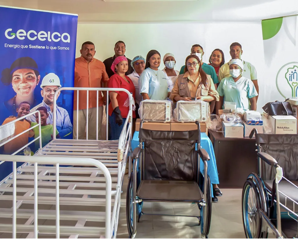 Personal del Centro de Salud de Mingueo y representantes de GECELCA posan junto a la dotación de equipos biomédicos y mobiliario hospitalario entregada para fortalecer la atención médica en la comunidad.